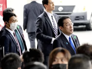 【悲報】岸田首相「演説に立ち続ける」宣言に対し「それだけ国民不満も限界なのです」など反発の声も